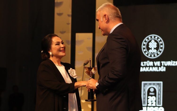 Korkut Ata’da sinemanın sultanına ‘vefa’ ödülü