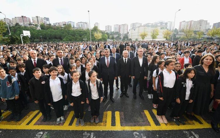Bakan Tekin İstanbul’da bayrak törenine katıldı