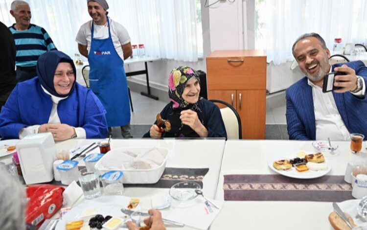 Bursa’da huzurevinde bayram neşesi Bursa’da huzurevinde bayram neşesi