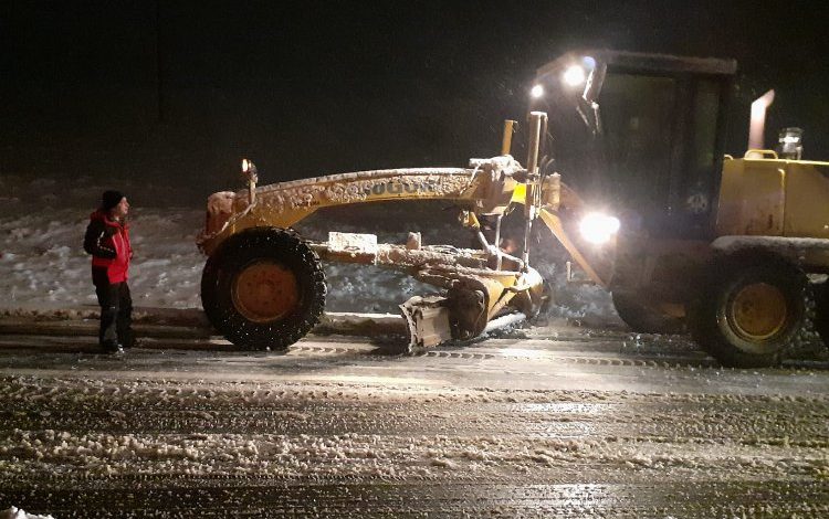 Aksaray’da kar yolları kapadı