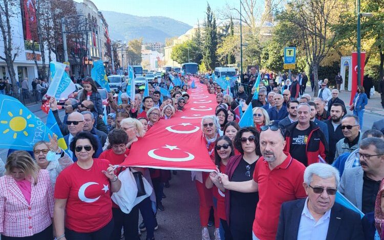 Bursa’da İYİ Parti’den 99. yıla 99 metrelik dev bayrak Bursa’da İYİ Parti’den 99. yıla 99 metrelik dev bayrak