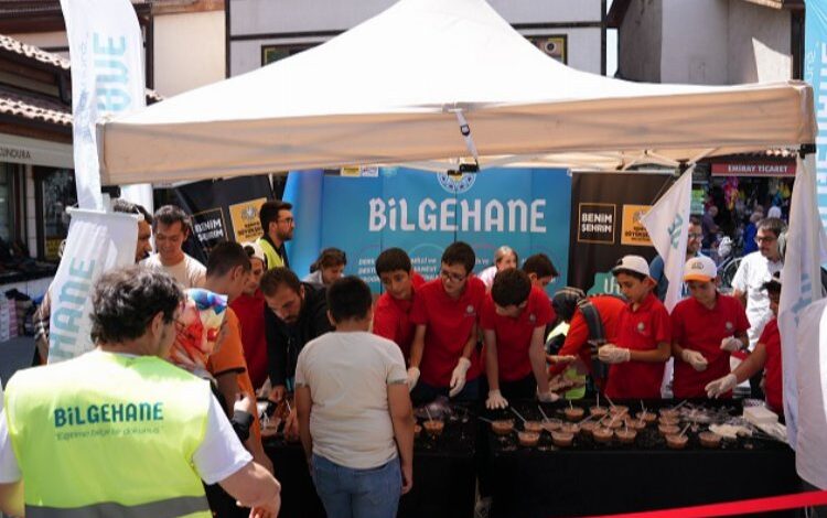 Konya’da Bilgehane öğrencileri aşure ikram etti