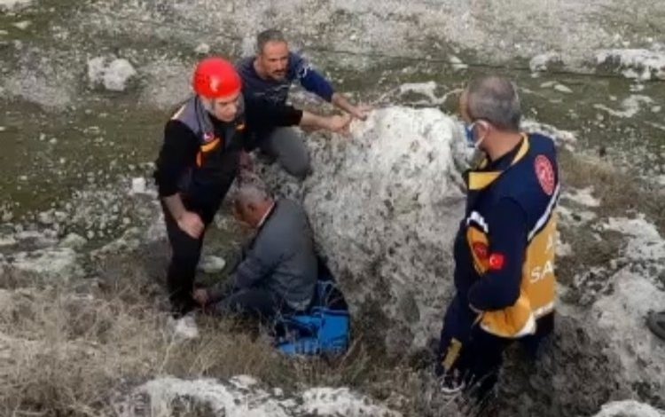 Adıyaman’da dengesini kaybeden şahıs kayalıklardan aşağıya yuvarlandı Adıyaman’da dengesini kaybeden şahıs kayalıklardan aşağıya yuvarlandı
