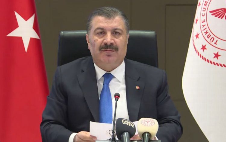 Bakan Koca açıkladı: Açık havada maske zorunluluğu kaldırıldı