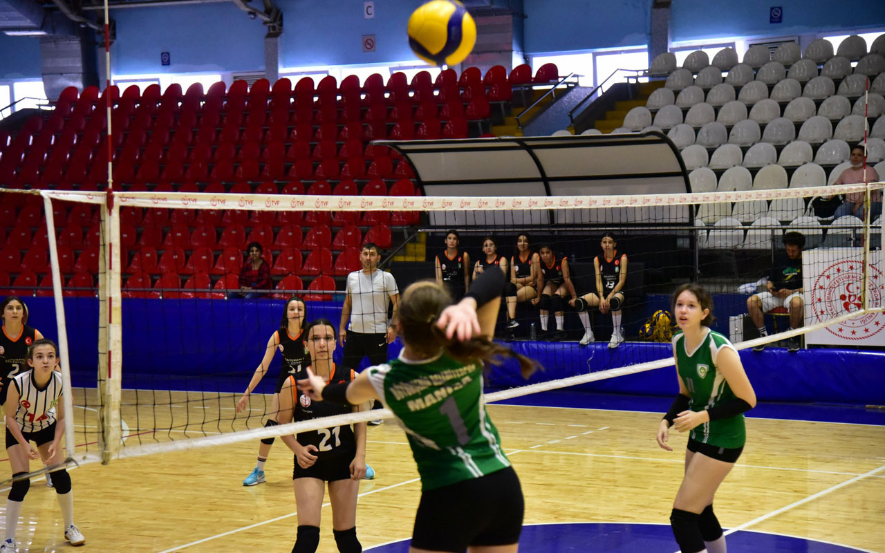 Manisa’nın küçük voleybolcuları hızlı başladı