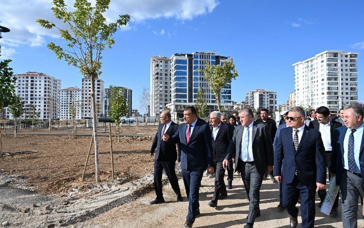 Gençlik ve Spor Bakanı Bak’tan 100. Yıl Parkı’na yakın mercek