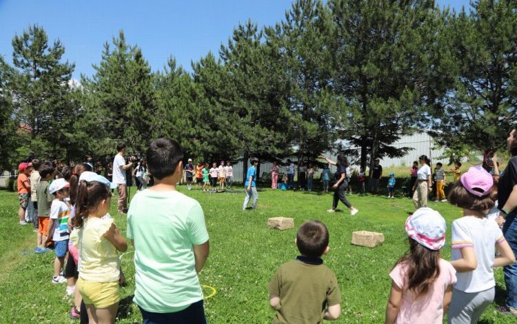 Çocuklar bahar şenliğinde coştu Çocuklar bahar şenliğinde coştu