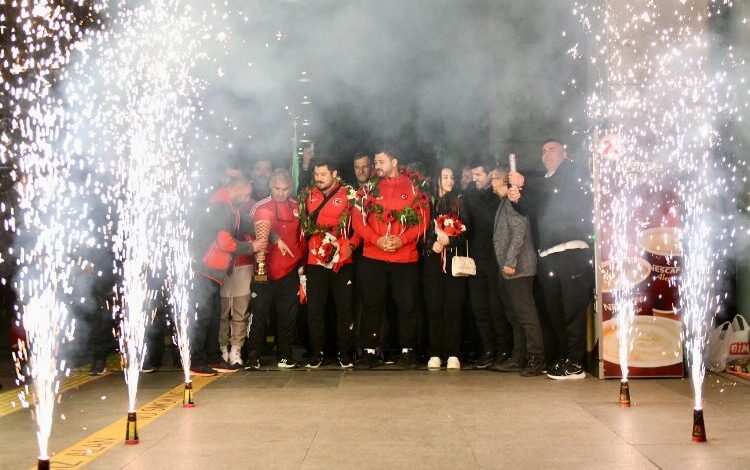 Şampiyonlara coşkulu karşılama