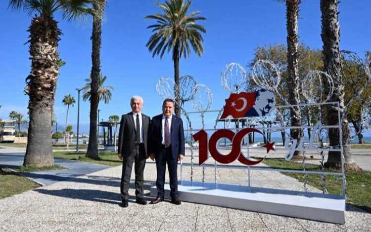 Finike Cumhuriyet Meydanı 100’üncü yıla yakıştı