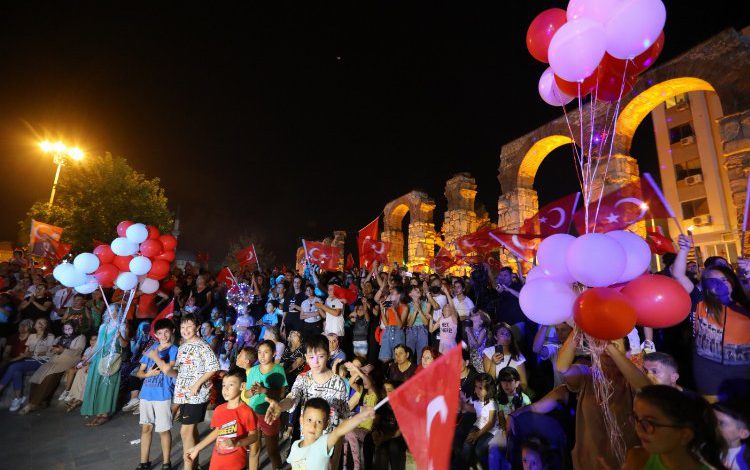 İzmir Efes Selçuk’tan gökyüzüne kırmızı-beyaz balonlar bırakıldı İzmir Efes Selçuk’tan gökyüzüne kırmızı-beyaz balonlar bırakıldı