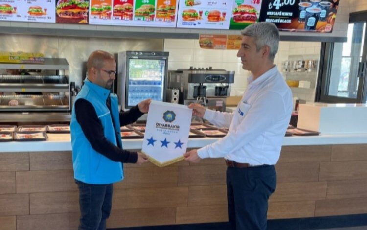 Diyarbakır’da ‘Beyaz Bayrak’lı işyerleri 200’e ulaştı Diyarbakır’da ‘Beyaz Bayrak’lı işyerleri 200’e ulaştı