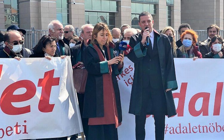 TBB’den İstanbul’da ‘Adalet’ nöbetine destek TBB’den İstanbul’da ‘Adalet’ nöbetine destek