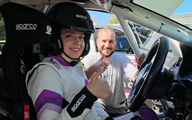 Bir eli direksiyonda, diğer eli gaz ve frende