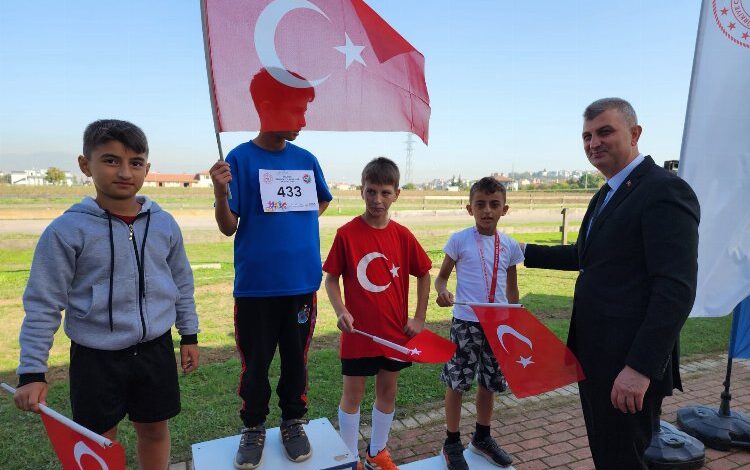 Gölcük’te 100. yıla koştular Gölcük’te 100. yıla koştular