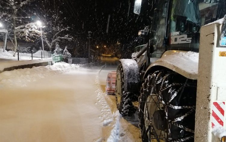 Kocaeli İzmit’te kar mesaisi gece boyunca devam etti