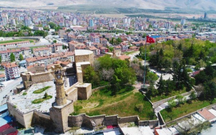 Niğde nüfusu 363 bin 725 kişi olarak açıklandı. Niğde nüfusu 363 bin 725 kişi olarak açıklandı.