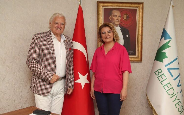 İzmit’in ödülünü Dünya Foklor Birliği Başkanı getirdi İzmit’in ödülünü Dünya Foklor Birliği Başkanı getirdi