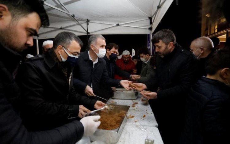 Bursa İnegöl’de Miraç Kandilinde helva dağıtıldı