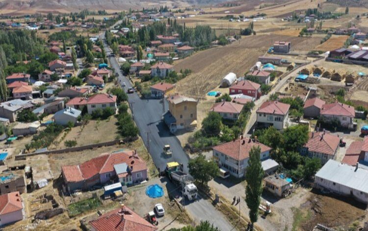 Kayseri Akkışla’da işler ‘yol’unda gidiyor