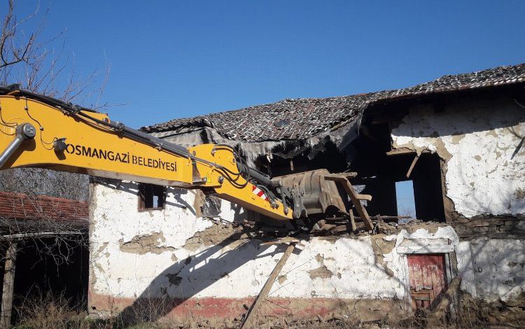 Bursa Osmangazi’de bir metruk daha yıkıldı
