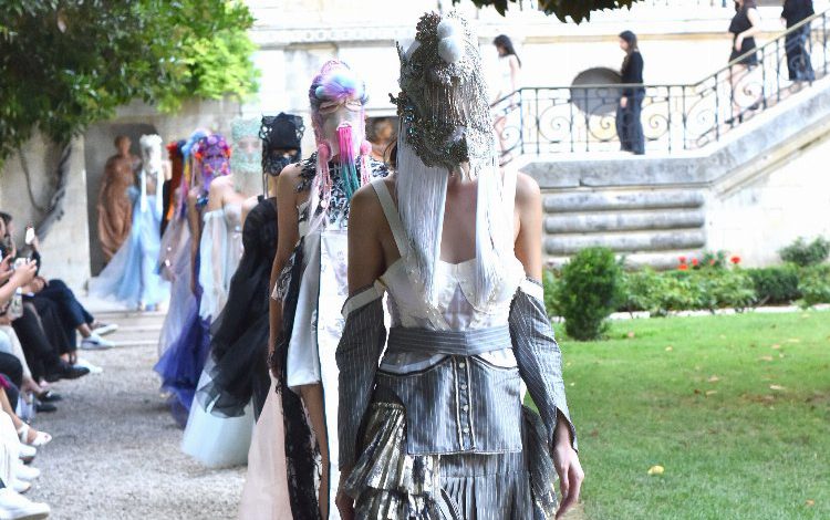 Fransız Sarayı bahçesinde büyüleyen defile