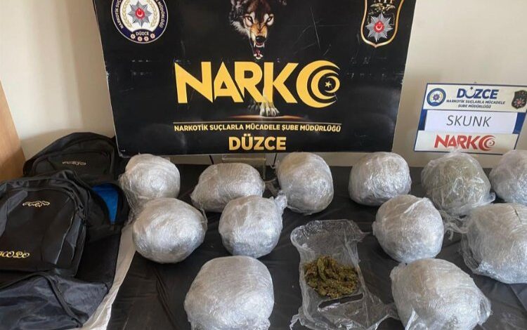 Düzce’de şüpheli araçtan 6,5 kilo uyuşturucu madde çıktı Düzce’de şüpheli araçtan 6,5 kilo uyuşturucu madde çıktı