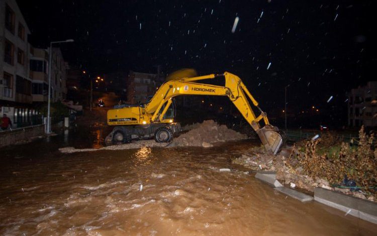 İzmir Dikili yağmurdan olumsuz etkilendi İzmir Dikili yağmurdan olumsuz etkilendi