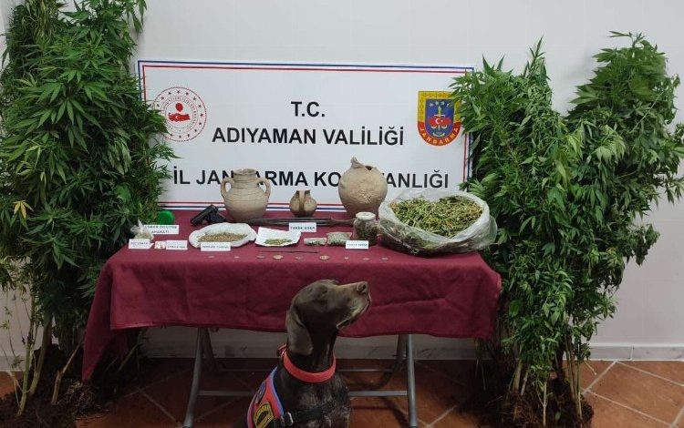 Adıyaman Kahta’da çok sayıda uyuşturuc maddeye el konuldu Adıyaman Kahta’da çok sayıda uyuşturuc maddeye el konuldu