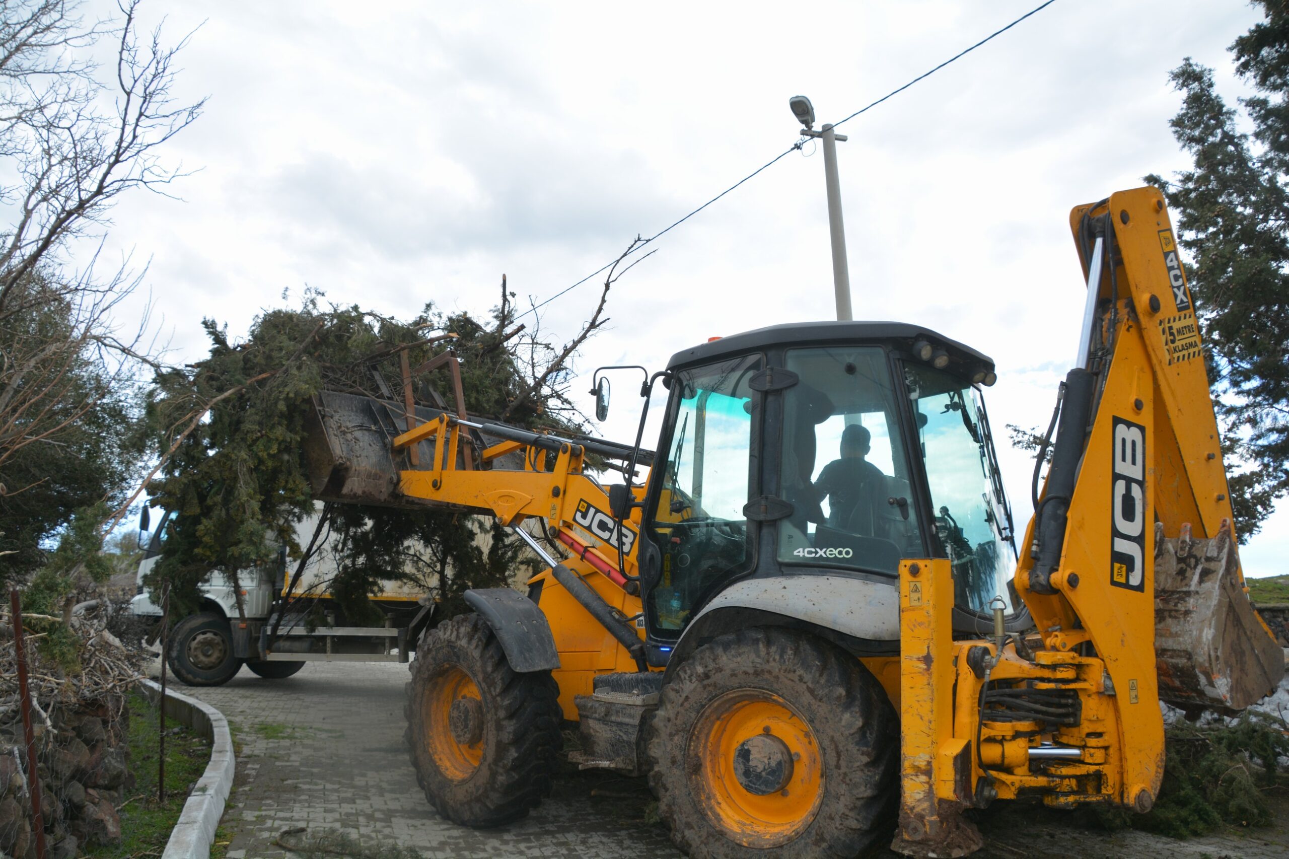 İzmir Aliağa’nın kırsalında bakımlar sürüyor İzmir Aliağa’nın kırsalında bakımlar sürüyor