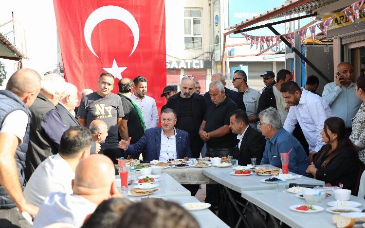 Başkan Savaş ‘Kardeşlik Çarşısı’ esnafıyla buluştu Başkan Savaş ‘Kardeşlik Çarşısı’ esnafıyla buluştu