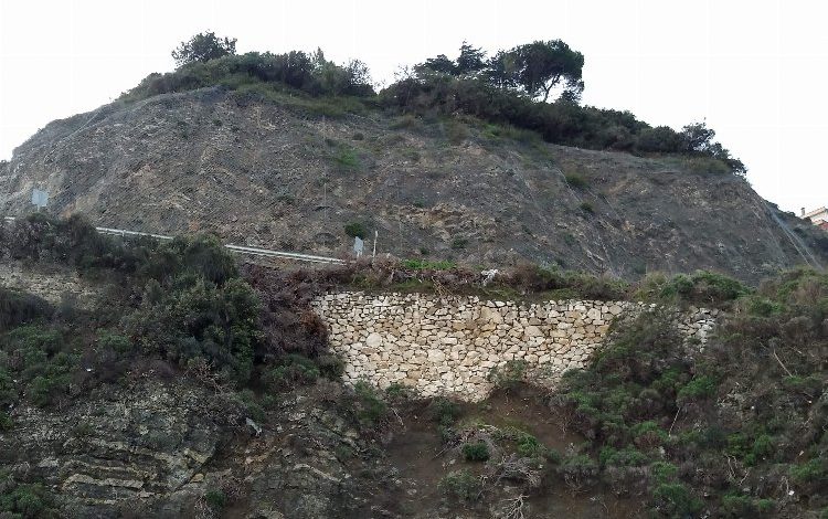 Bursa’da Mudanya-Kurşunlu yolunda heyelan! Bursa’da Mudanya-Kurşunlu yolunda heyelan!