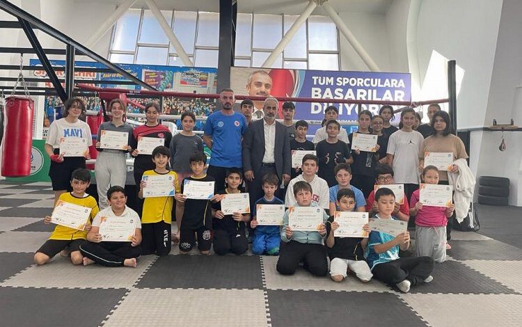 Yeni kick boks sporcuları kuşak diplomalarını aldı Yeni kick boks sporcuları kuşak diplomalarını aldı