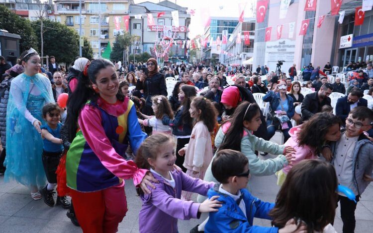 Şenliklerin ilk gününde İzmitliler gönüllerince eğlendi Şenliklerin ilk gününde İzmitliler gönüllerince eğlendi