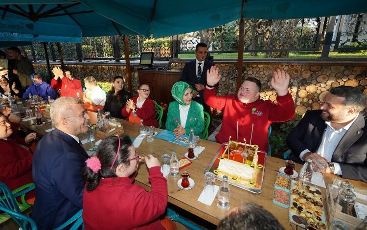 Bakan Göktaş down sendromlu gençlerle buluştu Bakan Göktaş down sendromlu gençlerle buluştu