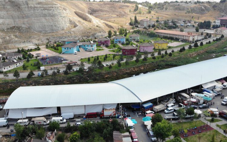 Sivas’ta üstü kapatılan pazar hizmete açıldı