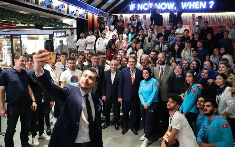 Fatih Dönmez Ümraniye’de gençlerle buluştu Fatih Dönmez Ümraniye’de gençlerle buluştu