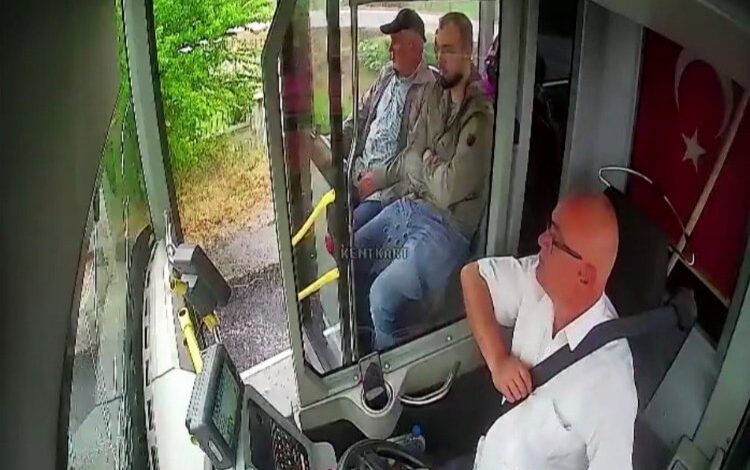 Düzce’de otobüs şoföründen duygulandıran davranış