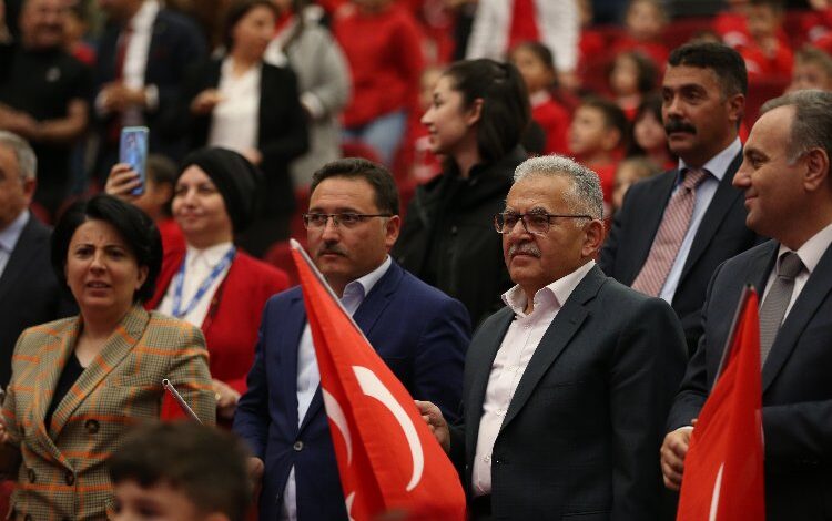 Kayseri protokolü minik koroyla buluştu Kayseri protokolü minik koroyla buluştu