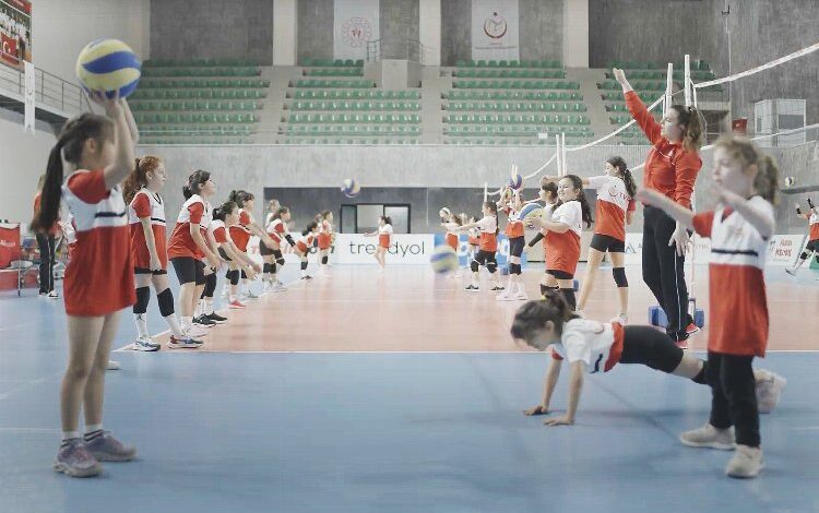 Afet bölgesindeki çocuklara voleybollu moral Afet bölgesindeki çocuklara voleybollu moral