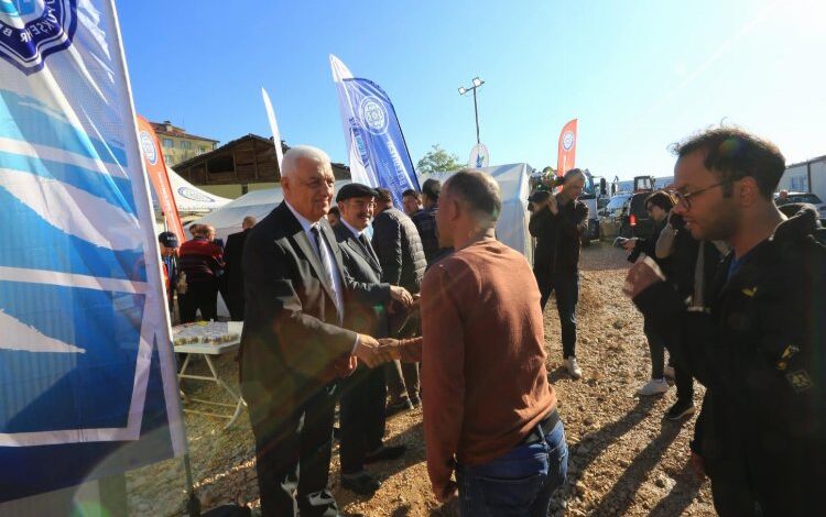 Başkan Gürün bayramı deprem bölgesinde kutladı Başkan Gürün bayramı deprem bölgesinde kutladı