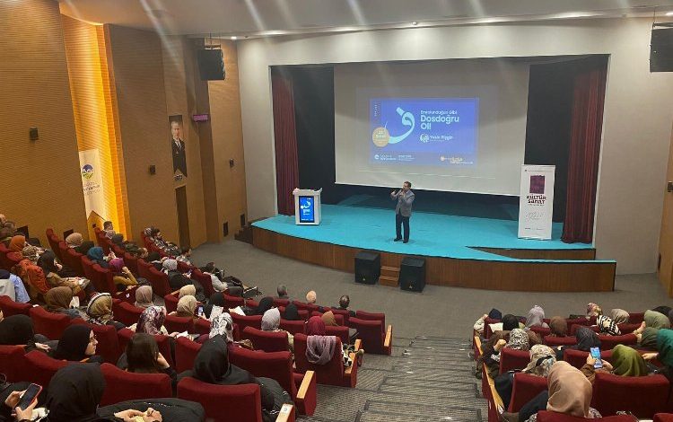 Ünlü yazar Prof. Dr. Yasin Pişgin’e yoğun ilgi Ünlü yazar Prof. Dr. Yasin Pişgin’e yoğun ilgi