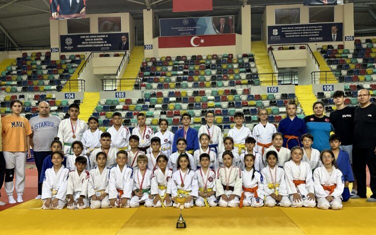 Manisalı judocular Balıkesir’de madalyaları topladı