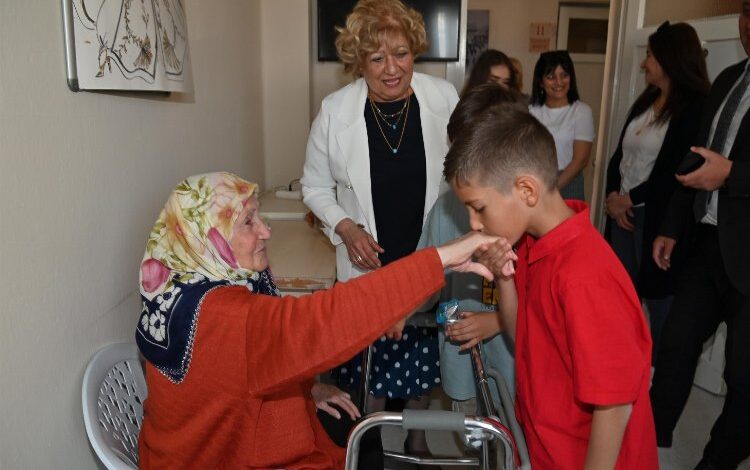 Manisa’da huzurevi sakinlerine bayramlık ziyaret