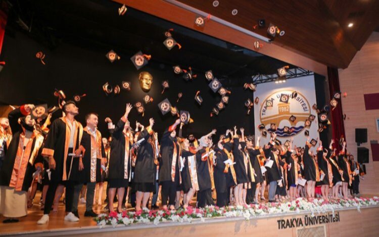Trakya Üniversitesi’nde yeni bir kep heyecanı daha Trakya Üniversitesi’nde yeni bir kep heyecanı daha