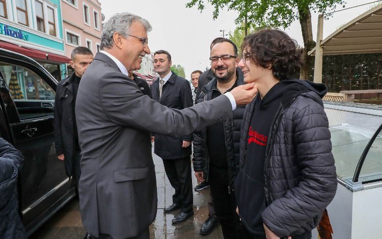 Ekrem Yüce Sakaryalılarla kucaklaştı