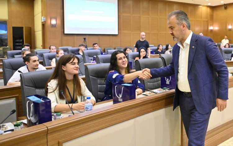 Alinur Aktaş stajyerlerle buluştu