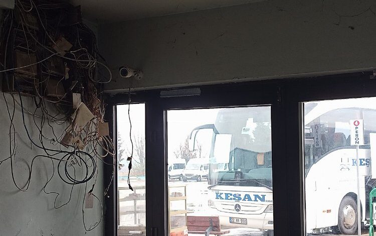 Otogarda açık kablo tehlikesi Otogarda açık kablo tehlikesi