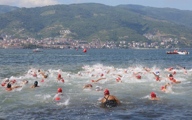 İki yakayı birleştirmek için kulaç attılar İki yakayı birleştirmek için kulaç attılar