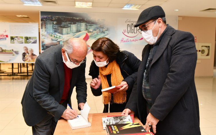 İzmir Çiğlili bdebiyatseverler Fakir Baykurt İmza Gecesinde buluştu