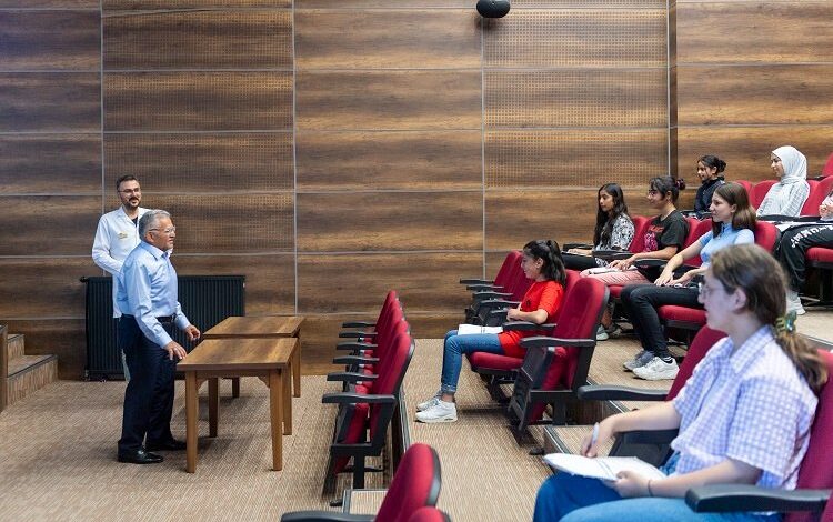 Memduh Büyükkılıç KAYMEK kursiyerleriyle buluştu Memduh Büyükkılıç KAYMEK kursiyerleriyle buluştu